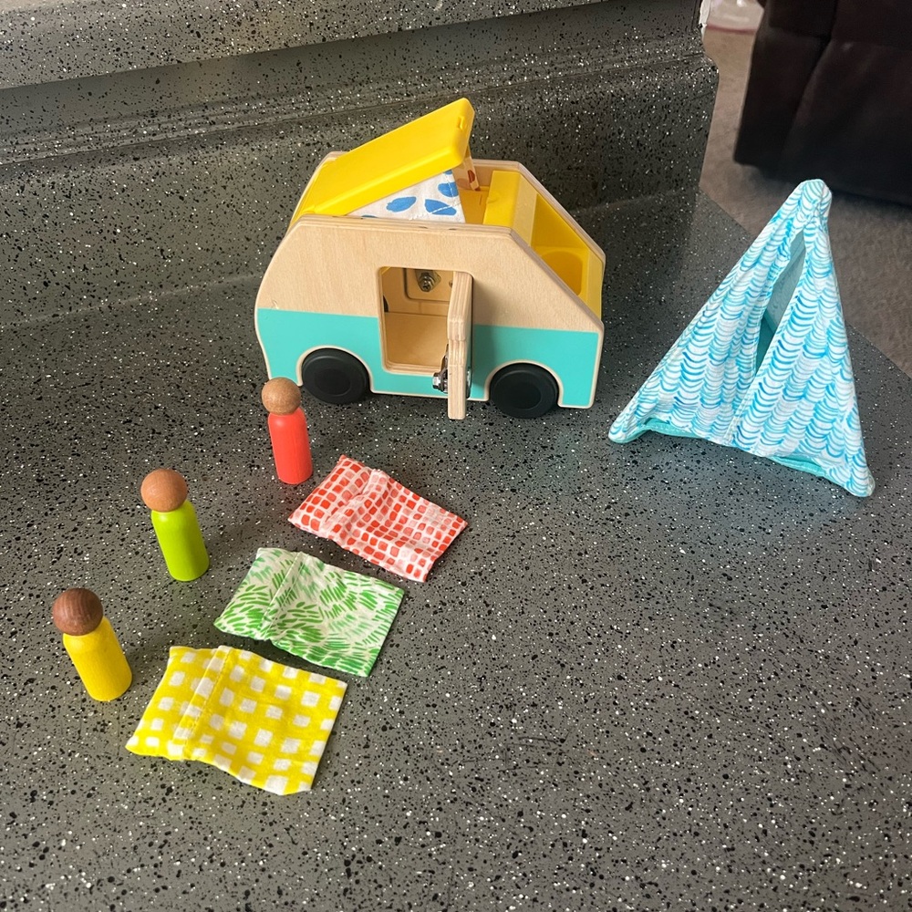 Lovevery Camper and Tent Set with 3 Peg People